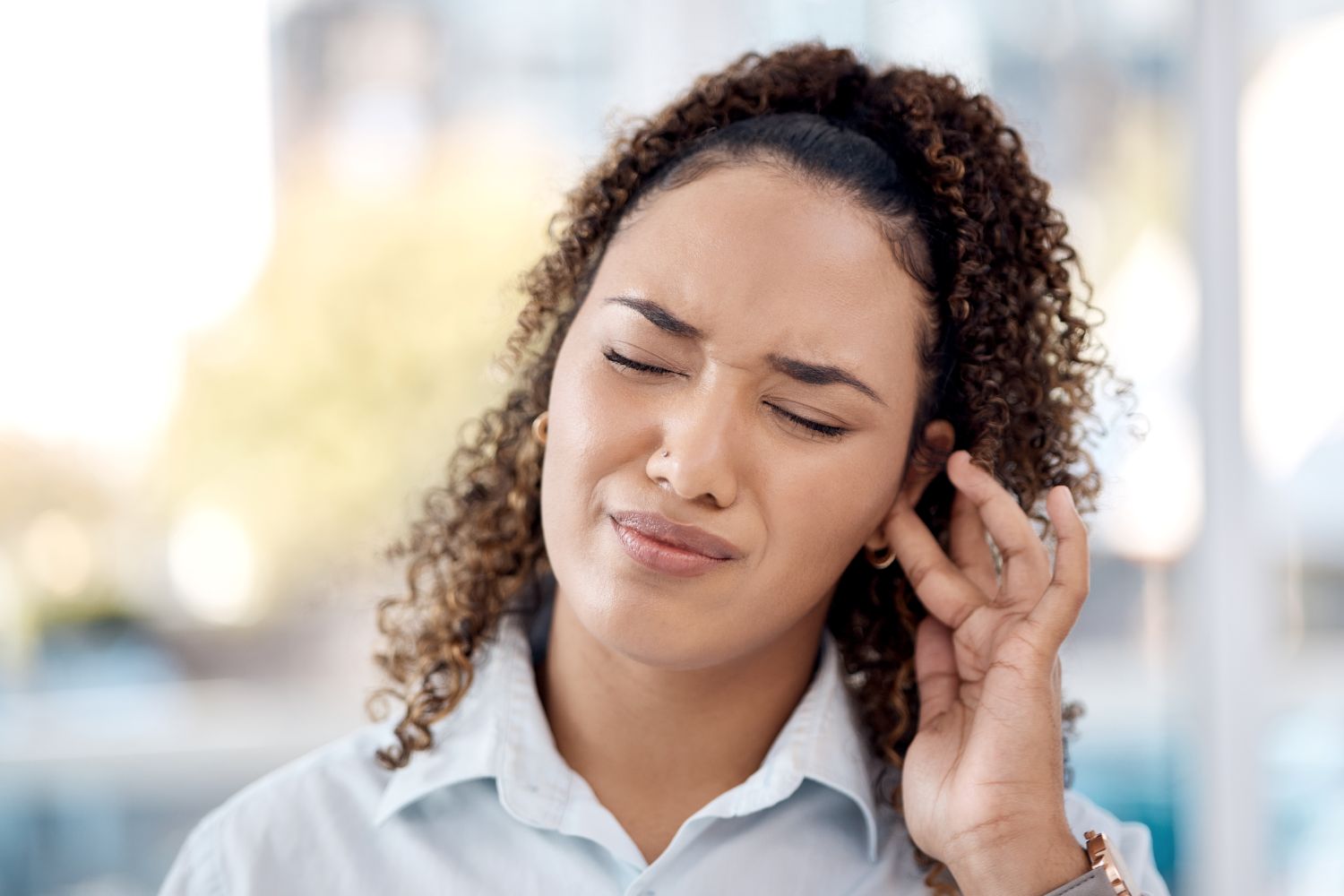 woman with tinnitus